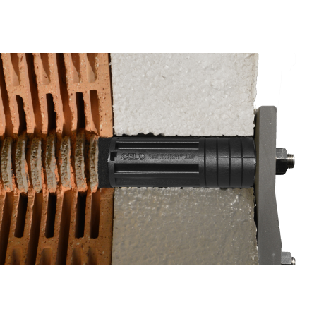 Alkalmazási kép a ResiTHEM távtartó rögzítési rendszerről: A homlokzati metszet oldalnézetből mutatja a terméket, a szigetelést és az üreges téglát.